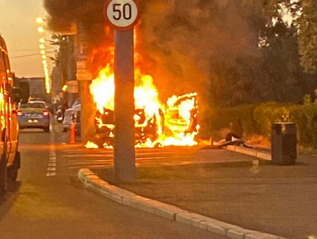 PANICĂ în Mamaia! Un autoturism a luat FOC