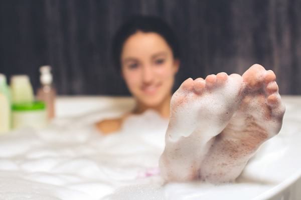 Baia relaxantă de seară: săruri și uleiuri care te ajută să dormi mai bine