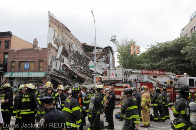 O clădire de trei etaje s-a prăbuşit într-o zonă rezidenţială din New York