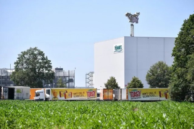 Germania: Carantină prelungită pentru lucrătorii abatorului din Guetersloh. Merkel elimină contractele de muncă temporare