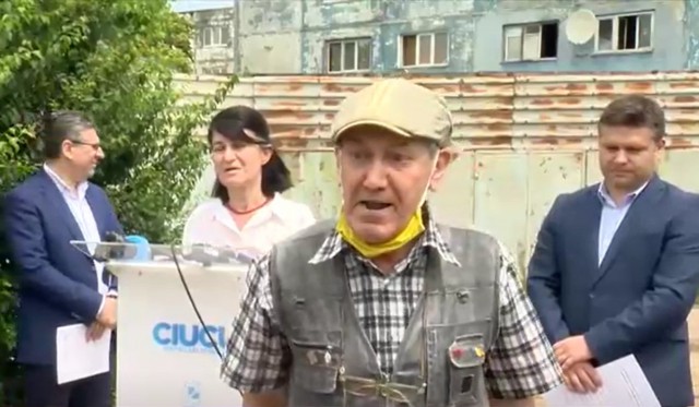Violeta Alexandru, întreruptă de un pensionar: Măriţi pensiile! Ministrul: PSD se foloseşte de necazurile oamenilor