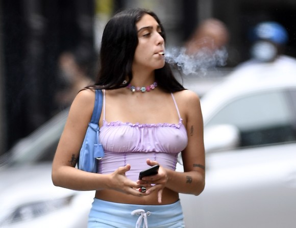 Fiica Madonnei a renunțat la sutien! Cum a ieșit Lourdes să se plimbe în New York