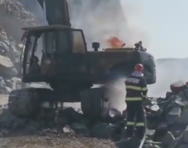 Incendiu în localitatea Sibioara, un utilaj agricol a luat foc VIDEO