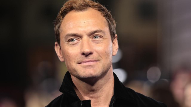 Jude Law, în discuţii pentru rolul căpitanului Hook într-o versiune live-action a filmului ''Peter Pan''