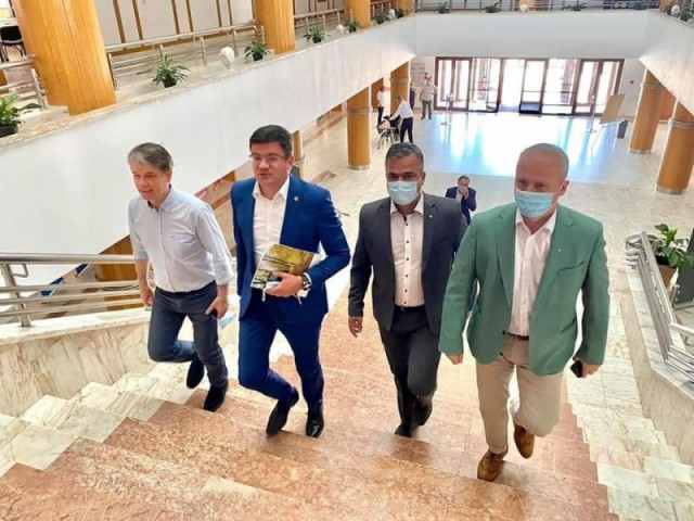 Ministrul Costel Alexe a fost filmat fără mască, într-o universitate, alături de un celebru primar