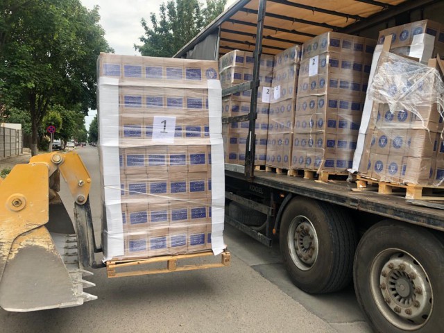 Instituţia Prefectului a început distribuirea pachetelor de ajutorare pentru cei defavorizaţi