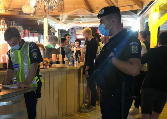 O TERASĂ din Eforie Nord VIZATĂ de polițiști