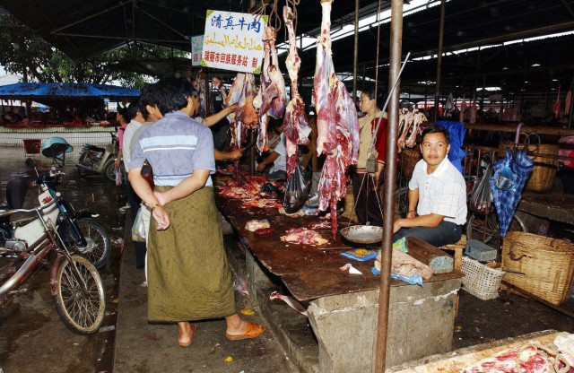 China va închide treptat toate pieţele unde se comercializează păsări vii