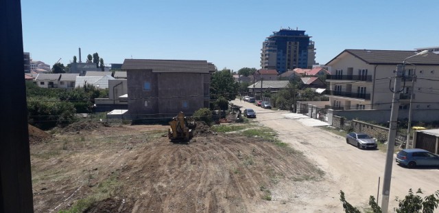 În Mamaia Sat, se LUCREAZĂ la un bloc, printre TURIŞTI!
