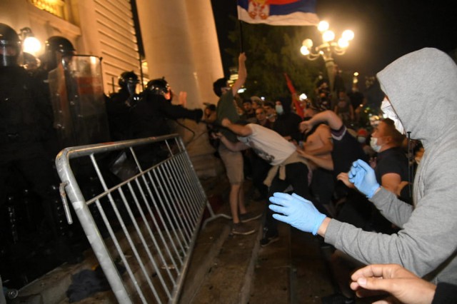 Serbia: Zeci de arestări la Belgrad în urma ciocnirilor între protestatari şi forţele de ordine după anunţarea reluării restricţiilor
