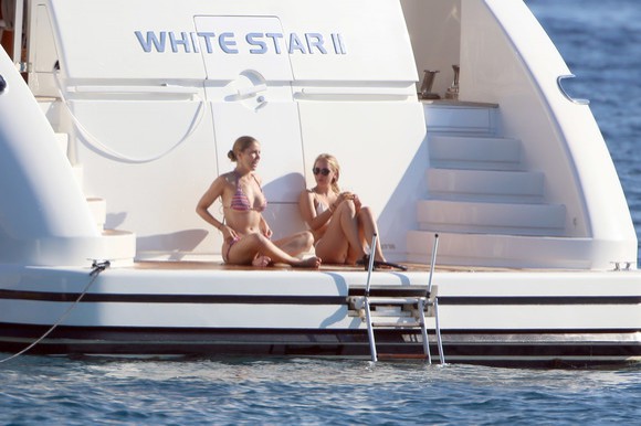 Vacanțe de milionari. Moștenitoarea imperiului Swarovski, imagini sexy pe un iaht, în Ibiza