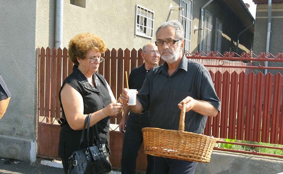 Scandal la mormântul Mădălinei Manole! Tatăl artistei îl acuză pe ginere că a aruncat florile: „Dacă îl prindeam, îl omoram“
