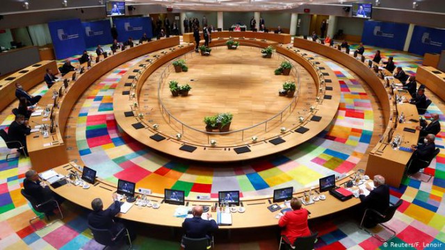 Condiţionarea fondurilor europene de statul de drept rămâne deschisă după summitul UE şi liderii europeni au intepretări diferite
