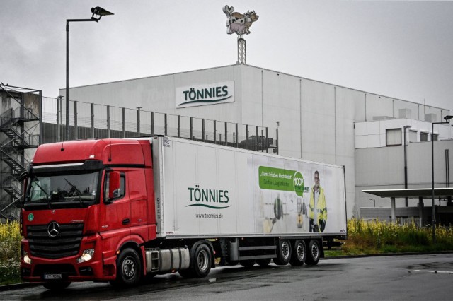 Compania Toennies, care deţine abatorul din Guetersloh, va oferi contracte de muncă full-time muncitorilor est-europeni