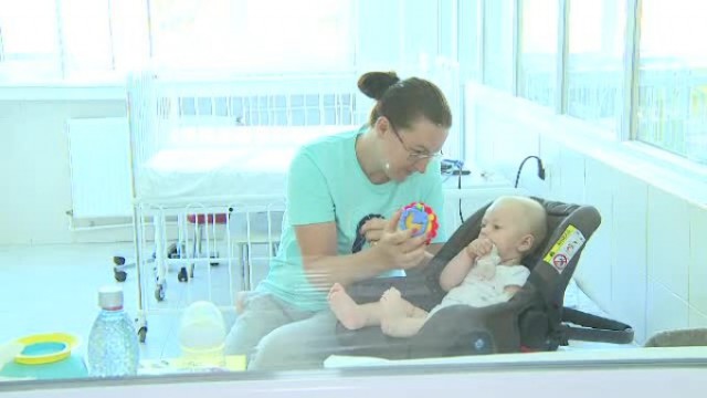 Tot mai mulți copii români se infectează cu coronavirus. Ce îi sfătuiesc medicii pe părinți