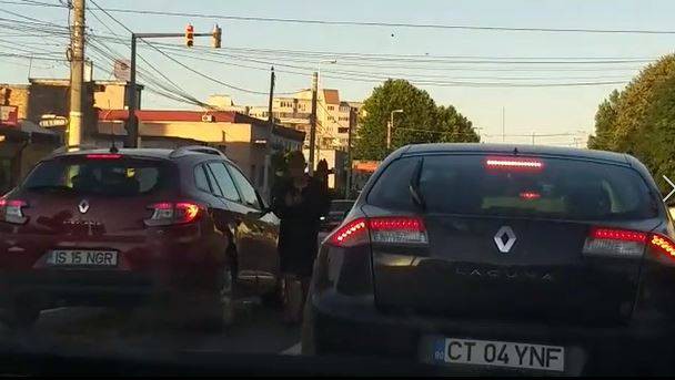 METODA ‘La CERȘIT printre MAȘINI în intersecție’ a REÎNVIAT! VIDEO