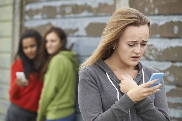 Cyberbullying-ul, asociat cu stres post-traumatic la adolescenți