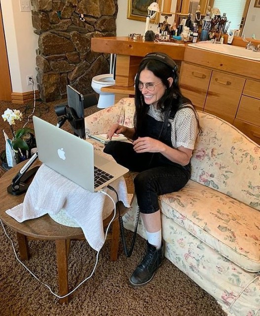 Demi Moore și-a făcut biroul în baie. Și-a pus canapeaua lângă cadă să poată lucra în liniște