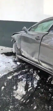 În Mamaia! RUPTĂ de BEATĂ, a intrat cu mașina într-o clădire