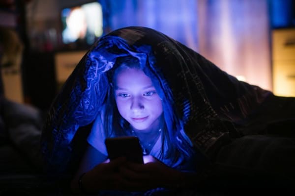 Folosirea telefonului înainte de culcare crește riscul de obezitate al copilului