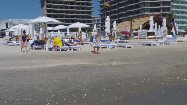 VIDEO! Plaja din Mamaia, INVADATĂ de vânzătorii AMBULANŢI