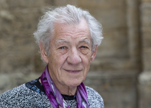 Actorul Ian McKellen a donat 40.000 de lire sterline pentru înfiinţarea unui fond de sprijin pentru lucrătorii din teatrele britanice