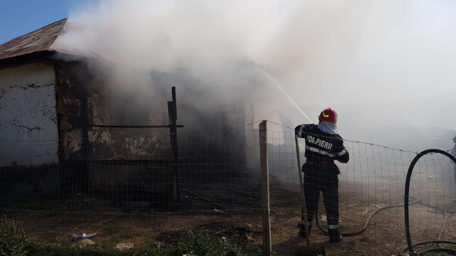 O locuință a ars: două persoane au primit îngrijiri medicale