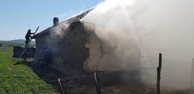 Incendiu în Poiana, o MAGAZIE a luat FOC!