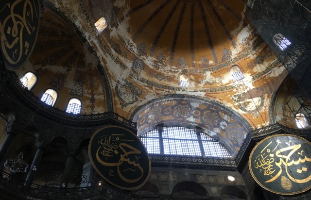 Turcia: Mozaicuri din Sfânta Sofia vor fi acoperite cu draperii în timpul rugăciunilor musulmane