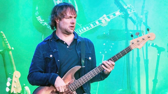 Basistul trupei Maroon 5 a părăsit temporar grupul după ce a fost arestat pentru violenţă domestică