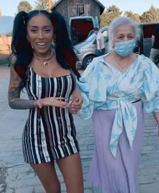 Mamaie Gherghina, vedetă în videoclipul nepoatei Ruby