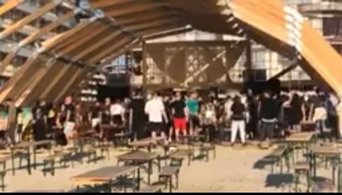 Zeci de tineri au petrecut, în miezul zilei, la un concert de muzică, la Mamaia, fără a respecta normele
