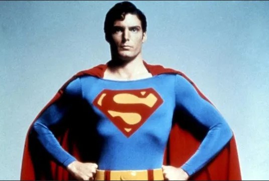 Recuzita unor filme celebre, scoasă la licitație: Cât a costat capa lui Superman sau pila lui Bilbo Baggins