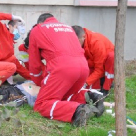 ALERTĂ! O persoană a MURIT după ce a CĂZUT de la ETAJUL 4 al unui bloc din Constanța