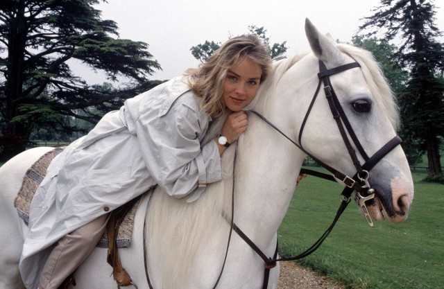 Cum a ajuns Sharon Stone să rămână fără lenjerie intimă în scena din Basic Instinct