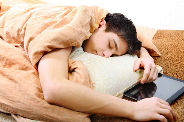 Studiu: Somnul îi ajută pe adolescenți să facă față mai ușor stresului social