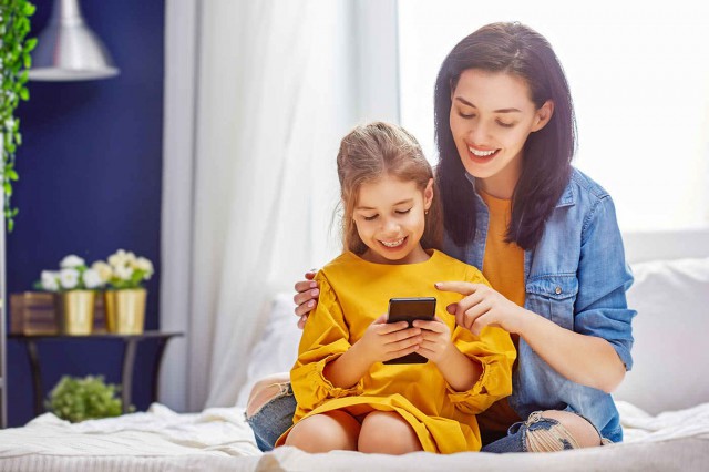 Studiu: Statul pe telefon nu scade abilitățile sociale ale copilului