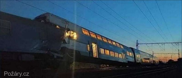 Cehia: Zeci de răniţi în urma ciocnirii a două trenuri