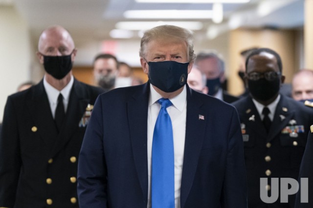 SUA: În vizită la militari americani răniţi pe front, Donald Trump poartă în premieră mască în public