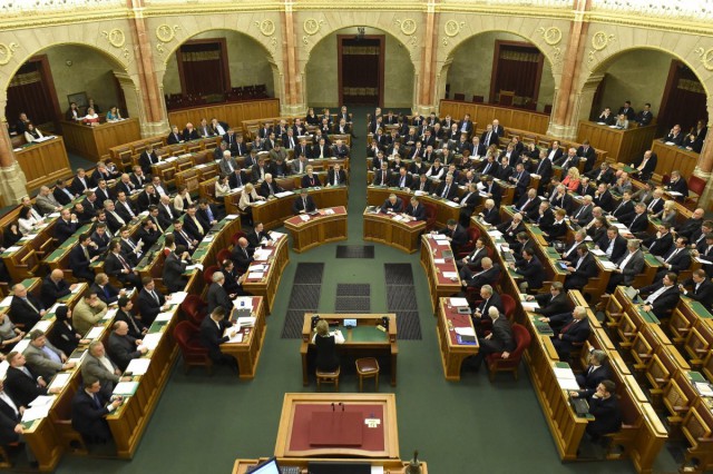 Ungaria: Parlamentul a aprobat rezoluţia Fidesz privind pachetul de asistenţă post-coronavirus al UE