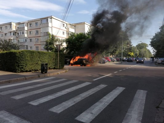 PANICĂ în POARTA 6: MAȘINĂ în FLĂCĂRI. VIDEO