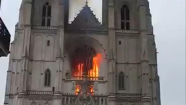 Statul francez, pregătit să finanţeze lucrările de reconstrucţie ale catedralei din Nantes, deteriorată într-un incendiu