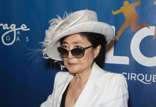 Văduva lui John Lennon, extrem de fragilă şi în scaun cu rotile. Yoko Ono nu a mai fost văzută în public de un an şi jumătate