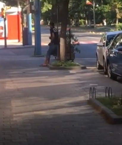 Un tânăr drogat, ignorat de trecători. VIDEO!