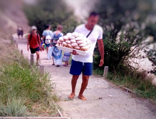 Comerțul ambulant pe plajă trebuie interzis de operatorii economici