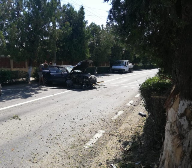 Accident rutier: a INTRAT cu MAȘINA într-un COPAC