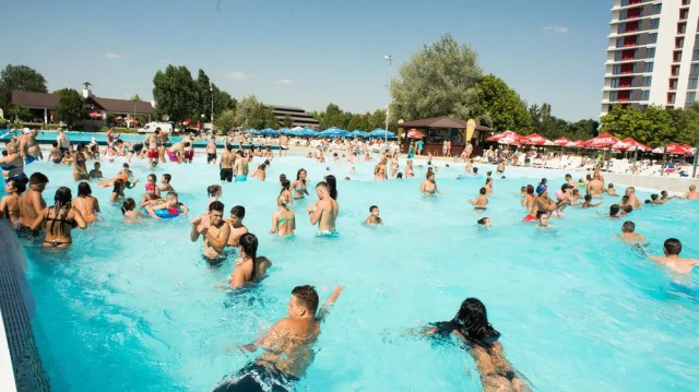 Înotul în piscină în vreme de coronavirus, sigur dacă apa e tratată cu clor