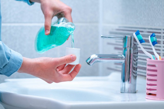 Apa de gură poate perturba echilibrul florei microbiene din cavitatea bucală