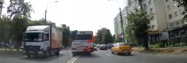 Un ȘOFER de AUTOBUZ, plin cu CĂLĂTORI, a luat-o RAZNA pe CONTRASENS! VIDEO
