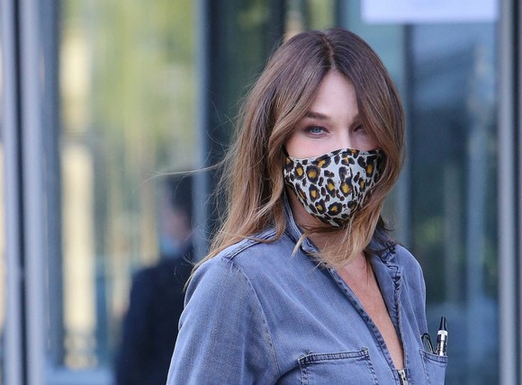 Carla Bruni refuză să îmbătrânească. Fosta primă-doamnă a Franței, ținută de liceu, privire magnetică